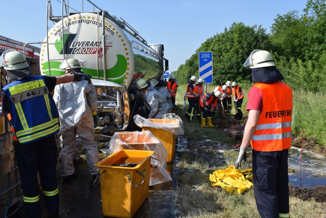 Die Feuerwehr ist auf der A5 mit Reinigungsarbeiten beschftigt.  | Foto: Frank Schoch