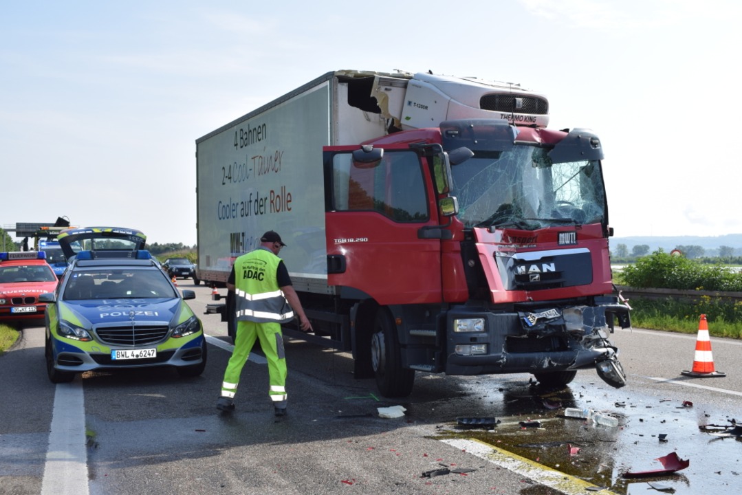 Die Feuerwehr ist auf der A5 mit Reinigungsarbeiten beschftigt.  | Foto: Frank Schoch