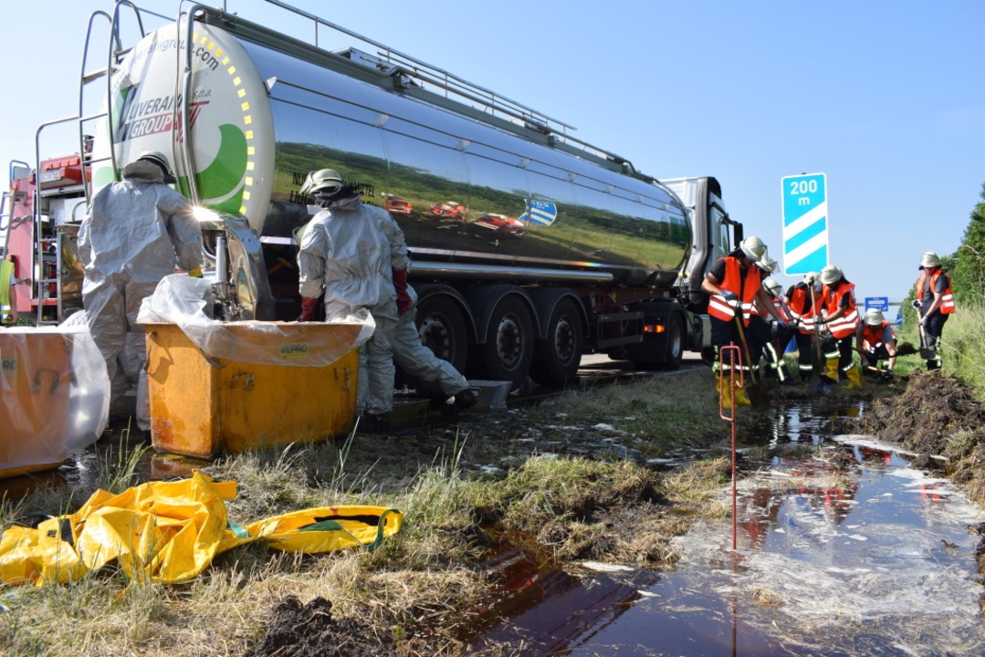Die Feuerwehr ist auf der A5 mit Reinigungsarbeiten beschftigt.  | Foto: Frank Schoch