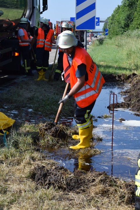 Die Feuerwehr ist auf der A5 mit Reinigungsarbeiten beschftigt.  | Foto: Frank Schoch