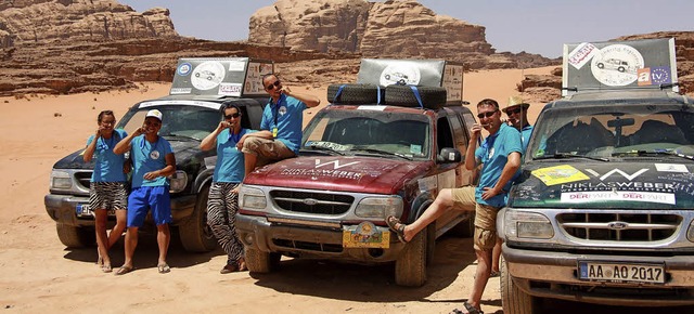 Die sechs Charity Explorers mit Medail...en drei unverwstlichen Ford Explorer.  | Foto: Privat