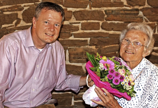 Ihren  100. Geburtstag  feierte  Magda...Blumenstrau und  einem  Prsentkorb.   | Foto: Ingeborg Grziwa