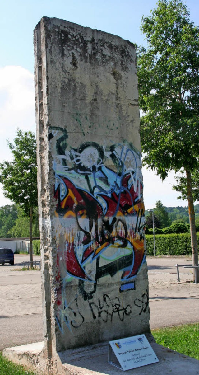 Originalteil der Berliner Mauer &#8211...dt Kleinmachnow, steht auf dem Schild.  | Foto: Marlies Jung-Knoblich