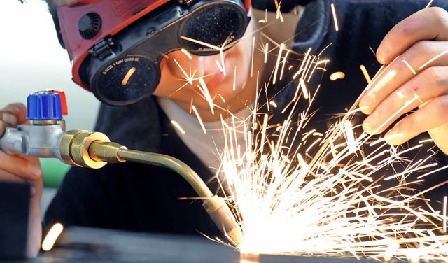 Handwerker sind auch in der Ortenau sehr gesucht.   | Foto: dpa