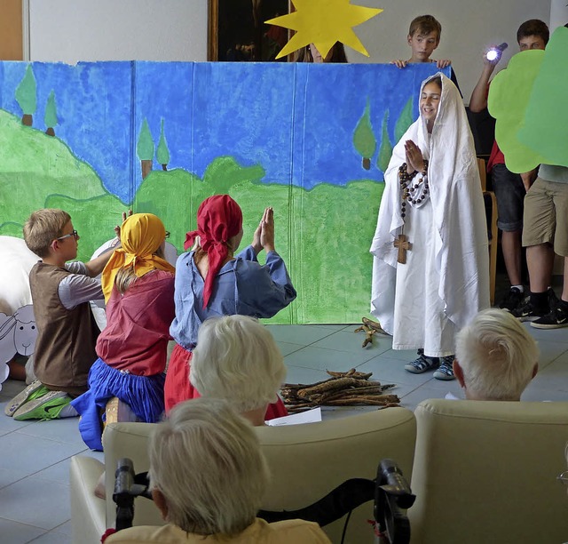 Kleines Theaterstck vor Senioren   | Foto: Schule