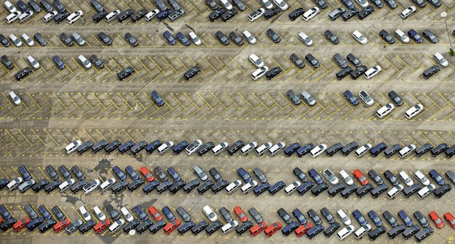 Wie viele Stellpltze pro Wohneinheit ...m Parkplatz des Opel-Werks in Bochum.   | Foto: Bernd Thissen/dpa