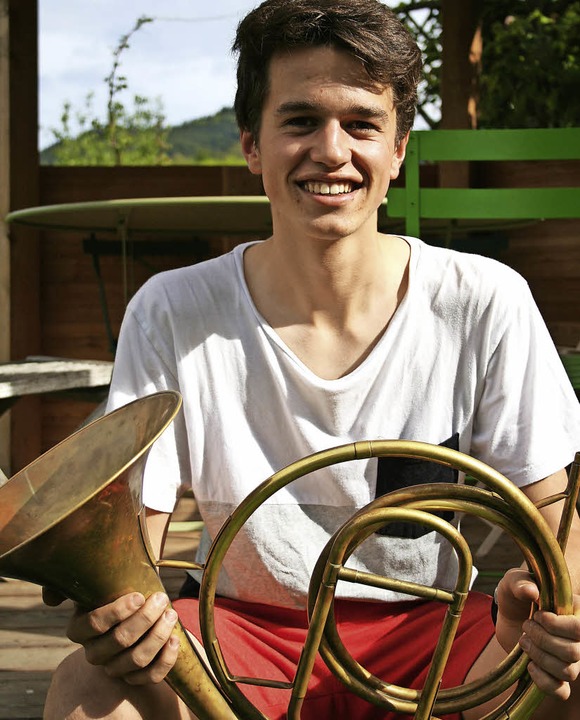 Nikolaus Bauer aus Kirchzarten spielt Naturhorn.  | Foto: Anja Kunz