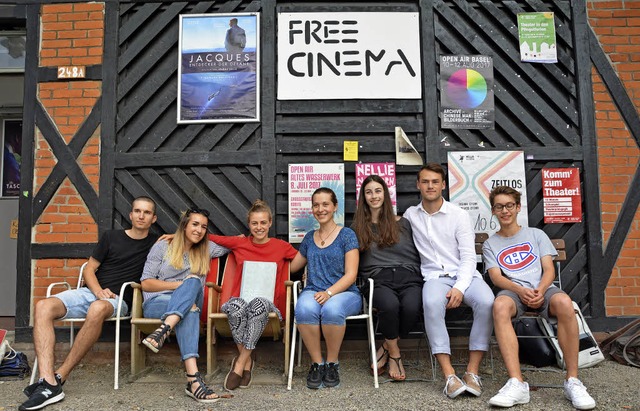 Das Team des Free Cinema,  Moritz Bene...de das &#8222;Kino im Hof&#8220; vor.   | Foto: Barbara Ruda