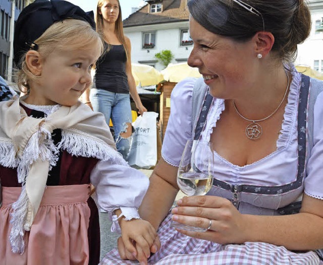 Die Markgrfler Weinprinzessin Franzis... Trachtengruppe Markgrflerland auf.    | Foto: Barbara Ruda