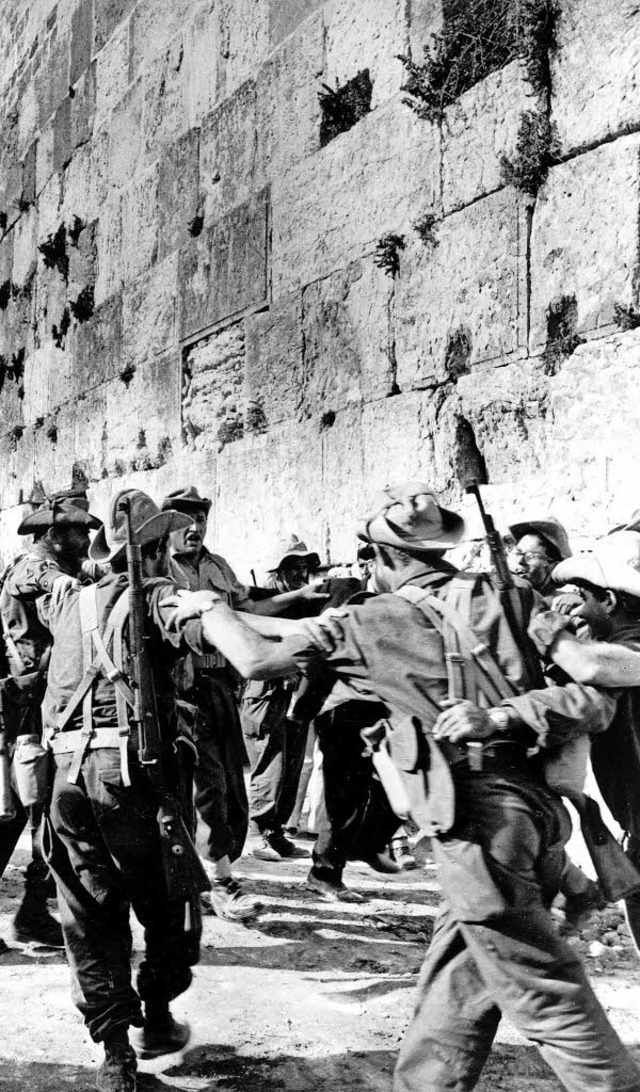 Israelische Soldaten feiern  1967 an der Klagemauer die Eroberung Jerusalems.    | Foto: dpa/Gnther
