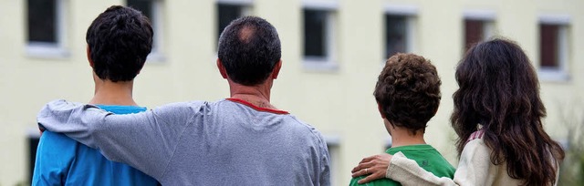 Neues Leben in Deutschland: Eine syris...ilie  vor einem Heim fr Asylbewerber   | Foto: dpa/Elena Scholz (Universitt Osnabrck)