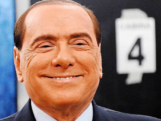 Ex-Ministerprsident Silvio Berlusconi...bgabe in einem Wahllokal im Jahr 2013   | Foto: dpa