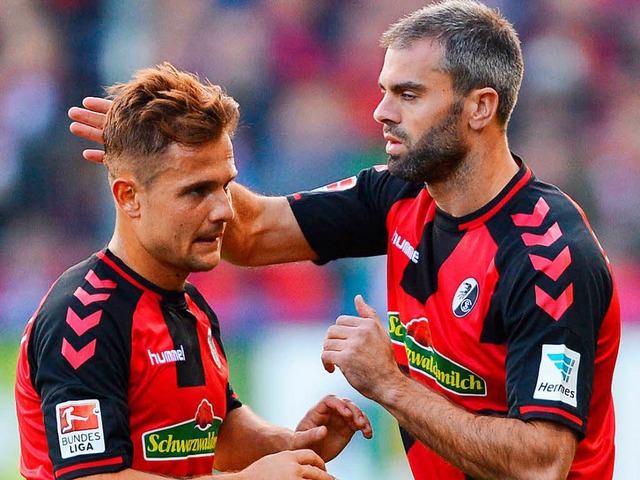 Marc Torrejn (rechts) verabschiedet sich von Amir Abrashi und dem SC Freiburg.  | Foto: dpa