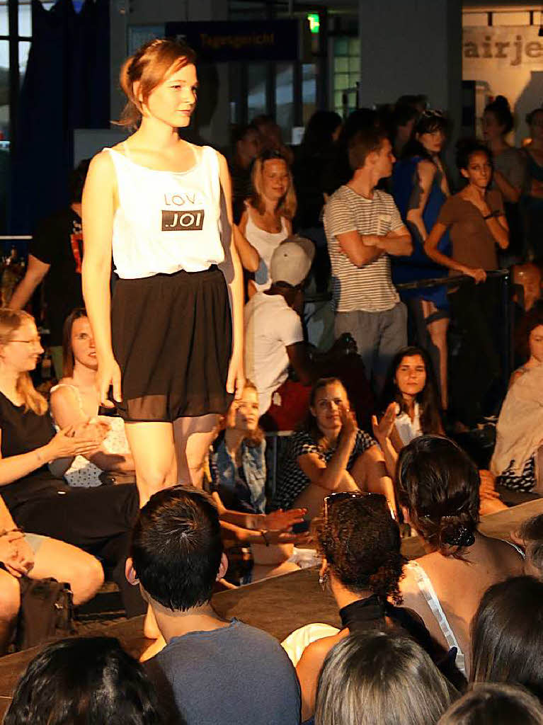Faire Mode fr jede Gelegenheit. Von veganen Schuhen ber regional produzierte Schlafanzge zu schicken Abendkleidern war bei der Fair-Fashion-Show in der Mensabar alles dabei.