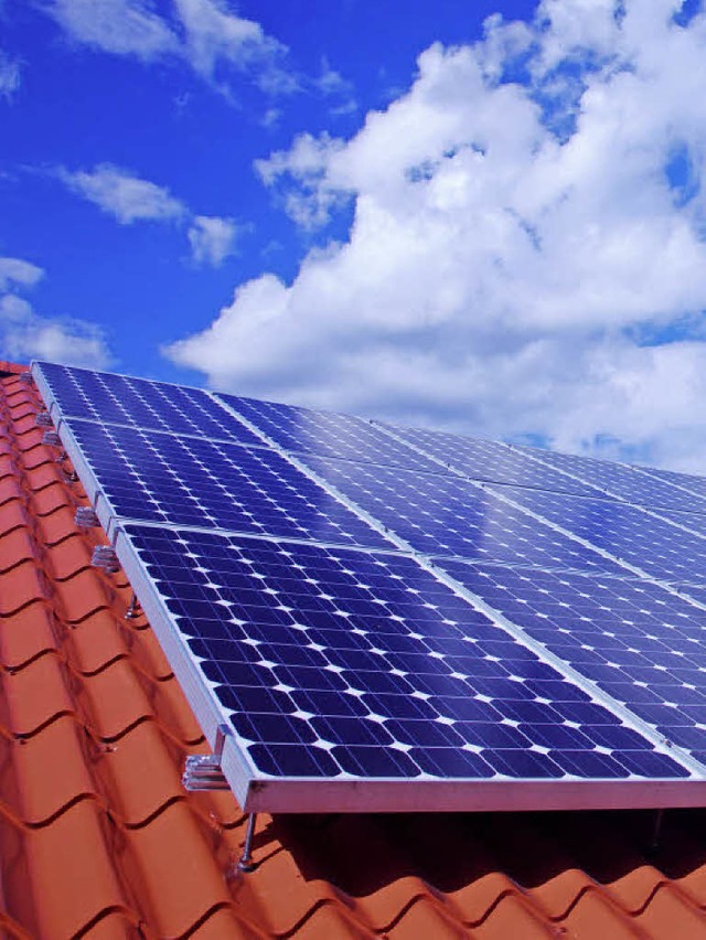 Solaranlagen auf dem Dach sollten nach dem Winter kontrolliert werden.  | Foto: dpa