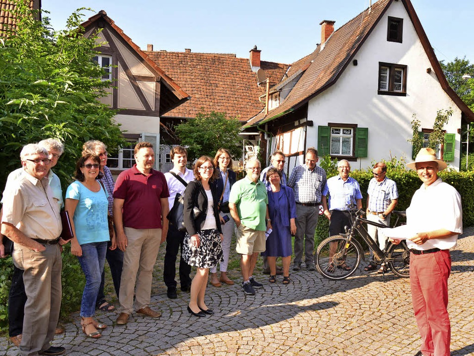 Die &#8222;Energiekarawane&#8220; zieh...ien (vorn rechts) fhrt den Rundgang.   | Foto: Dieter ERggelet