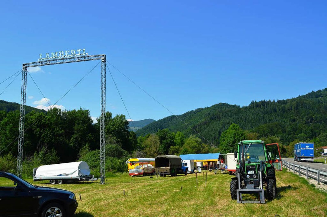 Der Zirkus darf eingezwngt zwischen F...lagern, aber keine Vorfhrungen geben.  | Foto: Edgar Steinfelder