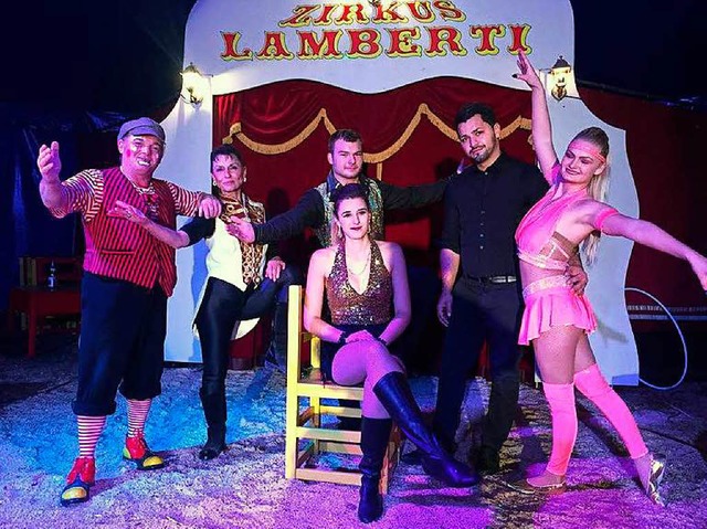 Die Artisten vom Zirkus Lamberti werde... und im Oberfeldstadion zu sehen sein.  | Foto: privat