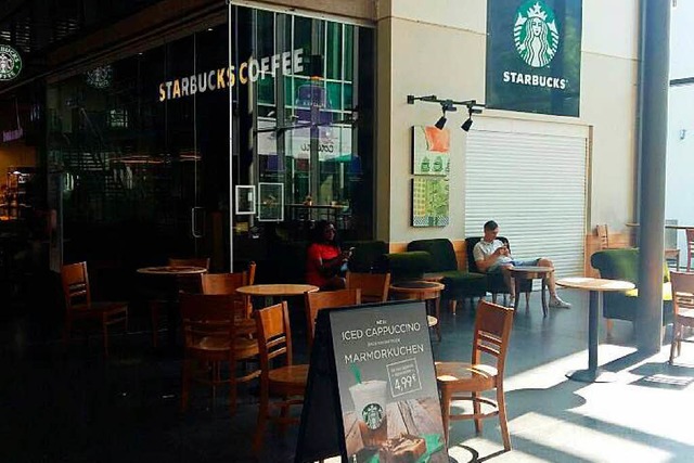 Alles dunkel: Die Starbucks-Filiale im Hauptbahnhof wird renoviert.  | Foto: Laura Wolfert