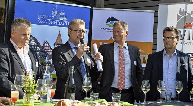 Winzer und Brenner Franz Wild (von lin...r sowie Minister Peter Hauk begren.   | Foto: rob