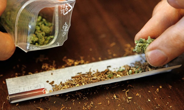 Konsumenten von Cannabis &#8211; hier ...8211; machen inzwischen das Gros aus.   | Foto: dpa