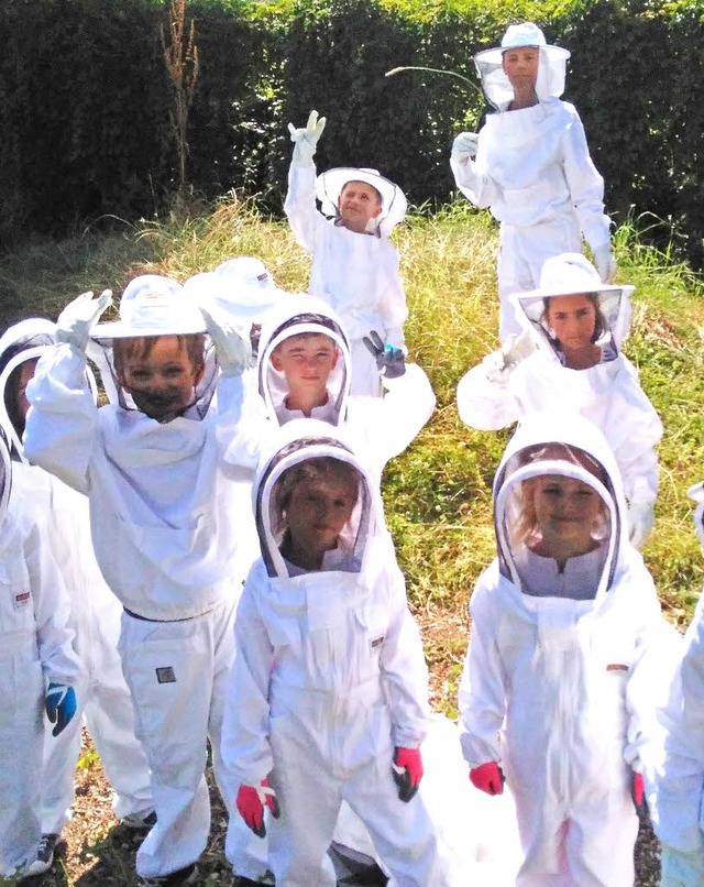 Mit Schutzanzgen knnen sich auch Kinder den Bienenstcken nhern.   | Foto: Le Vaisseau