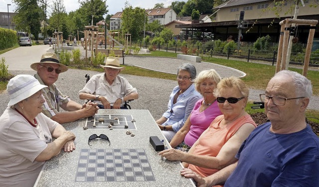 Gemtlich zusammensitzen: Dieser Tisch...der angrenzenden  Seniorenwohnanlage.   | Foto: Freudig