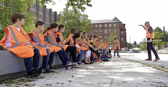 <BZ-FotoAnlauf>Versprochen: </BZ-FotoA... Weis zeigte der Klasse 5c den Platz.   | Foto: Schule