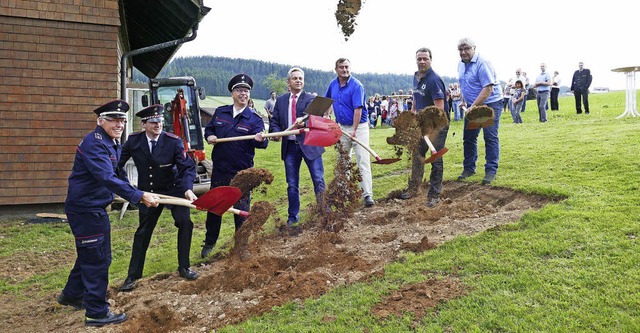 Ein Spatenstich als symbolischer Start... Spiegelhalter und Planer Otto Ganter   | Foto: Tanja Bury