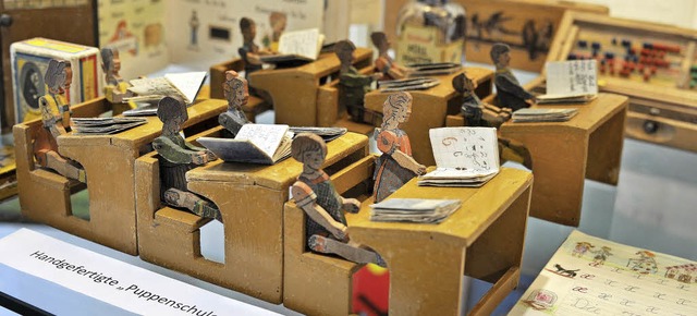 Auch eine  handgefertigte Puppenschule... Exponaten im Breisacher Stadtmuseum.   | Foto: Kai Kricheldorff