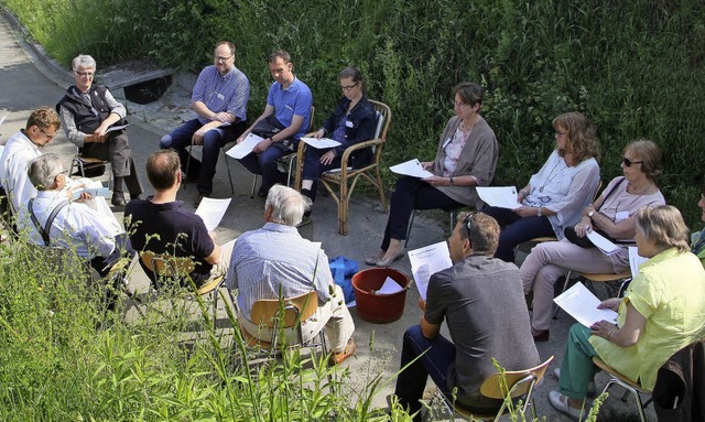 Mitarbeiterinnen und Mitarbeiter aus d... sich im Weingut Keller in Oberbergen.  | Foto: Herbert Trogus