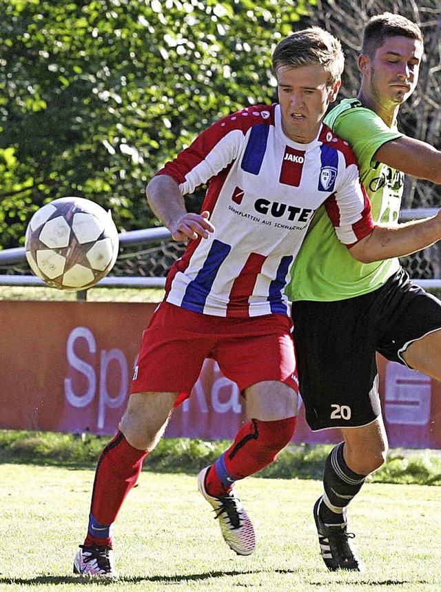 Gerangel um die Aufstiegsspiele: Jrge...(links, FCS), Philipp Stark (Rheintal)  | Foto: Neubert