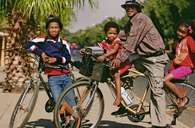 Fr viele Menschen in Sdafrika ist das Fahrrad unverzichtbar.    | Foto: ZVG