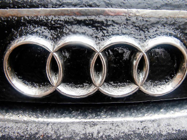 Ein mit einer Eisschicht berzogenes Audi-Logo   | Foto: Archivfoto: dpa