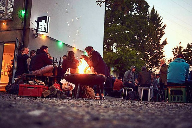 Craftbeer Hock in der Decker Garage: A...gibt es hier Bier, Grillgut und Mucke.  | Foto: Decker