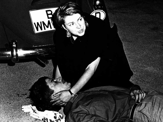 Tdlich verwundet: Ohnesorg am Boden, ...spter Hausmann) kmmert sich um ihn.   | Foto: dpa
