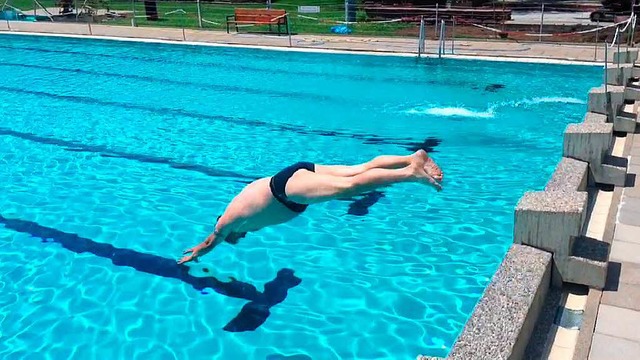 Mathias Wst beim Sprung ins Freibad Schopfheim.  | Foto: Nicolai Kapitz