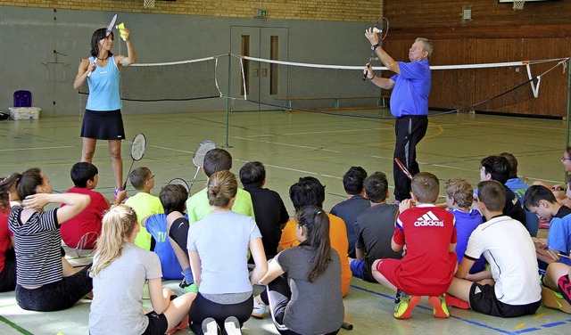 <BZ-FotoAnlauf>MPG:</BZ-FotoAnlauf> Ni...slern die Kniffe des Badmintonspiels.   | Foto: Schule