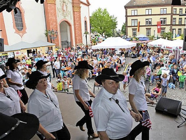 Unterhaltung auf der Bhne und voll be... das Brckenfest auch in diesem Jahr.   | Foto: Hildegard Siebold