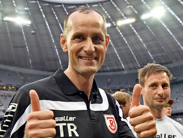 Alles gut! Trainer Heiko Herrlich von ...  Mnchener Arena  ber den Aufstieg.   | Foto: Andreas Gebert/dpa