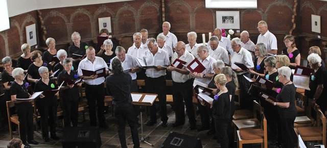Die Besucher mit seinen Liedern &#8222...bsicht des Schallbacher Gesangvereins.  | Foto: Reinhard Cremer