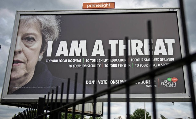 Ich bin eine Bedrohung: Plakat in Manc... gegen Premierministerin Theresa May.   | Foto: afp