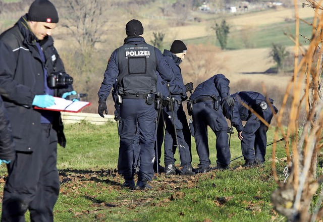 Polizisten im November im Endinger Rebberg  | Foto: Joachim Hahne