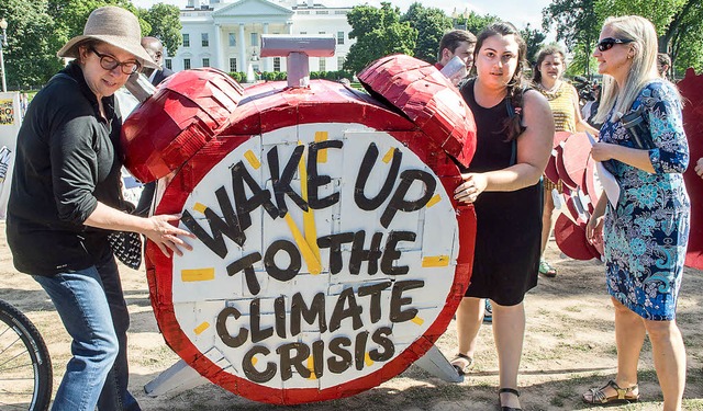 Vor dem Weien Haus demonstrieren Frau...r Klimaschutzabkommen aufzukndigen.    | Foto: afp
