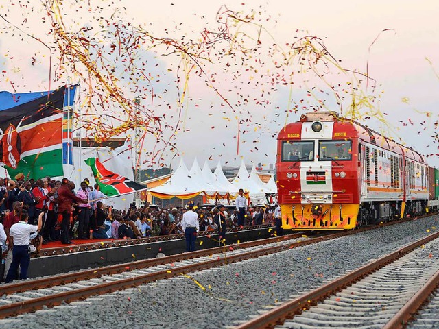 Mit einer groen Feier wurde der erste Zug der neuen Bahnstrecke empfangen.   | Foto: afp
