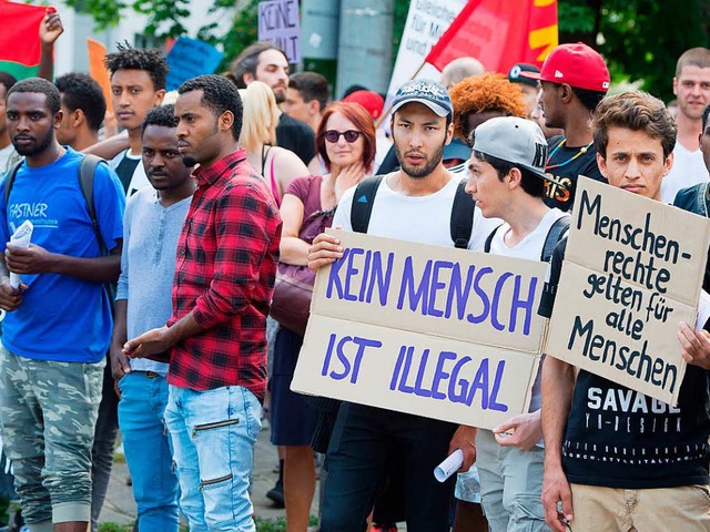 &#8222;Kein Mensch ist illegal&#8220;: Demo in Nrnberg   | Foto: dpa