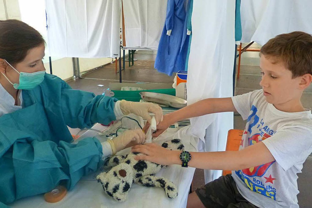 Sasha hilft dr. ted. Verena Schumacher dabei, das Bein zu gipsen  | Foto: Maike Sommer