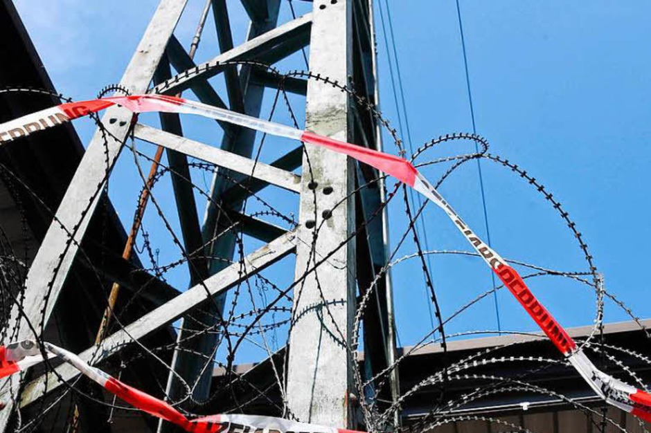 Die Polizei hat im Bahnhof von Durlach einen Mast mit Stacheldraht umwickelt. (Foto: dpa) Die Polizei hat im Bahnhof von Durlach einen Mast mit Stacheldraht umwickelt. (Foto: dpa)