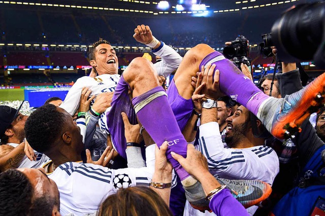 Real Madrids Cristiano Ronaldo wird nach Ende des Spiels in die Luft geworfen.  | Foto: dpa