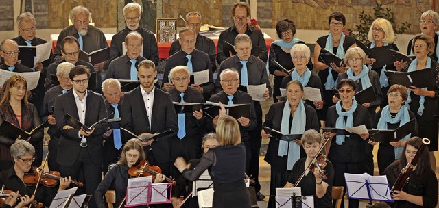 Der Projektchor des Kirchenchors sorgt...s und begeistert mit seinem Auftritt.   | Foto: Sigwarth